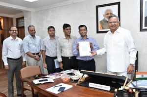 रायपुर : मुख्यमंत्री को उच्च स्तरीय समिति ने सौंपी अपनी रिपोर्ट : पंचायत-नगरीय निकाय संवर्ग के शिक्षकों की मांगों पर गहन विचार-विमर्श के बाद समिति ने बनाई रिपोर्ट