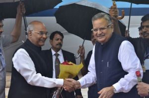 राष्ट्रपति रामनाथ कोविंद का जगदलपुर एयरपोर्ट में किया गया आत्मीय स्वागत
