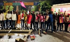  जनता कांग्रेस छत्तीसगढ़  और बसपा के कार्यकर्ताओं ने अम्बेडकर चैक में फोडे़ फटाके, बांटी मिठाईया