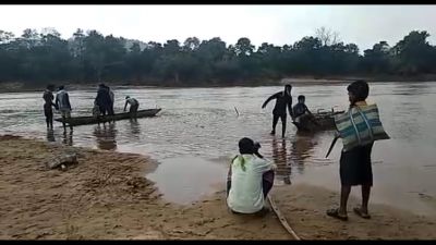 दंतेवाड़ा / बारसूर थाना क्षेत्र के मुचनार घाट में इंद्रावती नदी  को लकड़ी  की छोटी नाव से पार करते समय नाव के पलटने से एक गर्भवती महिला बह गई। गोताखोरों की टीम नही पहुची।  