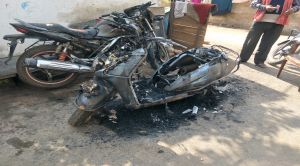 शहर में घरों के बाहर खड़ी बाइक जलाने का सिलसिला जारी - आरोपियों की तलाश में पुलिस