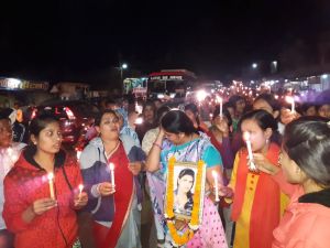 दहेज प्रथा की बलि चढ़ी गुंडरदेही की बेटी लोगों में आक्रोश किया प्रदर्शन और निकाली कैंडल रैली