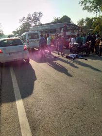बस और बाइक की टक्कर दो मृत एक घायल बीजापुर जिले की घटना