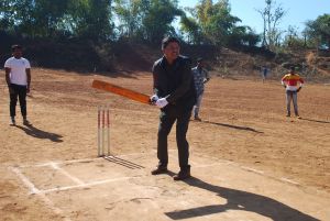 कलेक्टर ने लगाया चौका-छक्का - कवर्धा के खारा में आयोजित क्रिकेट टूर्नामेंट 