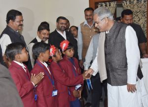 मुख्यमंत्री भूपेश बघेल ने राज्य वीरता पुरस्कार के लिए चयनित बच्चों से की मुलाकात -
