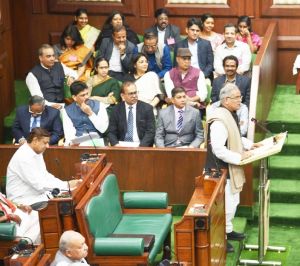 छत्तीसगढ़ में कांग्रेस सरकार का पहला बजट पेश - 32 पेज और 117 कालम के बजट में कोई नया टैक्स नहीं - मुख्यमंत्री भूपेश बघेल ने किया पेश 