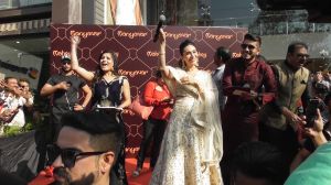 मशहूर अभिनेत्री करिश्मा कपूर ने कपड़ों के शोरूम का किया उद्घाटन - साथ ही लोगों से खरीददारी करने का किया आग्रह -