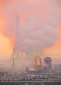 पेरिस के एतिहासिक चर्च में लगी आग, हजारों सालों का इतिहास जला