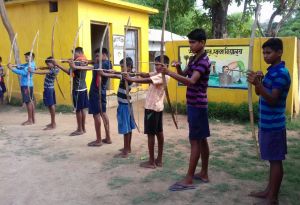 ग्राम मड़ानार में सिखा रहे बस्तरिया धनुष से परांपरिक खेल 
