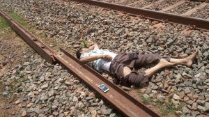 व्यापारी ने ट्रेन के आगे कूदकर की आत्महत्या  - रेल्वे स्टेशन से मिली सूचना