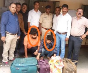 रेलवे क्राइम ब्रांच रायपुर एवं जी.आर.पी. रायपुर के संयुक्त टीम के द्वारा 02 अंतर्राज्यीय शराब तस्करों को गिरफ्तार किया