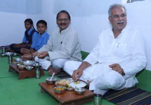 मुख्यमंत्री ने स्कूली बच्चों के साथ किया मध्यान्ह भोजन,परिसर में रोपा नीम का पौधा