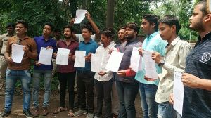 अखिल भारतीय विद्यार्थी परिषद् रायपुर महानगर ने विभिन्न मांगों को ले कर के जिला शिक्षा अधिकारी को ज्ञापन शौपा गया :-