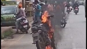 रायपुर : NIT कॉलेज के बाहर चलती बाइक में लगी आग...बड़ा हादसा टला... 