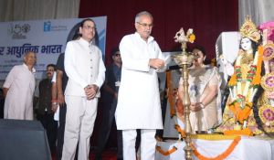 रायपुर : मुख्यमंत्री भूपेश बघेल पंडित रविशंकर शुक्ल विश्वविद्यालय के ऑडिटोरियम में ’गांधी और आधुनिक भारत’ विषय पर आयोजित तीन दिवसीय राष्ट्रीय सेमिनार का शुभारंभ किया...