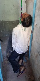 BREAKING : खमारडीह शासकीय स्कूल के बाथरूम में पुलिस आरक्षक ने लगाई फांसी...6 महीने से था फरार...