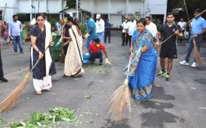 गांधी जयंती पर राज्यपाल ने झाडू लगाकर दिया स्वच्छता का संदेश...