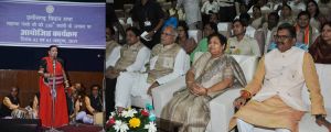 रायपुर : राज्यपाल ने पद्मविभूषण तीजन बाई को सम्मानित किया...तीजन बाई ने छत्तीसगढ़ विधानसभा में पंडवानी की प्रस्तुति दी