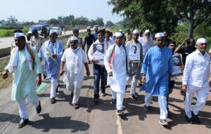 रायपुर : गांधी विचार पद-यात्रा का दूसरा दिन : मोहन मरकाम के नेतृत्व में निकली पदयात्रा