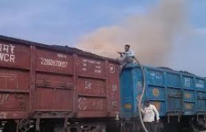 RAIPUR BREAKING : राजधानी के WRS कालोंनी में, कोयले से भरे खड़े मालगाड़ी में लगी भीषण आग