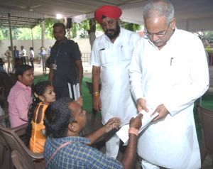 रायपुर : जनचौपाल, भेंट-मुलाकात...मुख्यमंत्री ने किडनी के इलाज के लिए रविन्द्र पटेल को स्वीकृत की 3 लाख रूपए की सहायता राशि