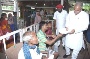 रायपुर : जनचौपाल, भेंट-मुलाकात...मुख्यमंत्री ने जररूतमंदों को स्वीकृत की आर्थिक सहायता