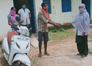 जगदलपुर : दुपहिया वाहन से संस्थागत प्रसव हेतु गर्भवती महिलाओं को पहुंचाया स्वास्थ्य केंद्र तक 