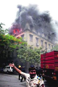 मुंबई के NCB दफ्तर में आग मौके पर पहुंची दमकल गाड़ियां ऑफिस से भागे लोग