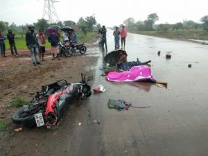 मुंगेली से कोरबा जा रहे बाइक सवार बेलतरा के पास हुए सड़क हादसे का शिकार, दो लोगों की मौत...दो जख्मी