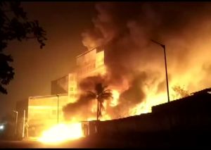 BREAKING : केमिकल कंपनी में आग से मची तबाही, आसपास की 4 फैक्ट्रियां भी खाक, एक के बाद एक हुए 9 धमाके...दमकल की 25 गाड़ियां मौके पर