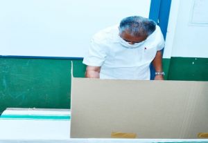 Election: केरल में स्थानीय निकाय चुनाव के तीसरे चरण का मतदान जारी, CM विजयन ने कन्नूर में डाला वोट