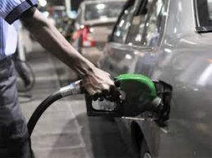 BIG BREAKING : सरकार ने हटाया सेस… पेट्रोल 4.50 रुपए तो डीजल 3 रुपए… आज रात से हो जाएगा सस्ता