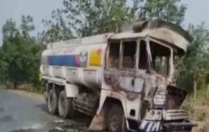 दर्दनाक सड़क हादसा : तेज रफ्तार तेल टैंकर से टकराई ट्रक… लगी भीषण आग… मौके पर ड्राइवर की मौत