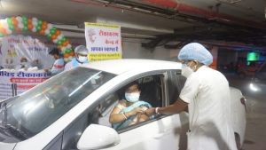 बुजुर्गों को कार में बैठे-बैठे वैक्सीन : वरिष्ठ नागरिकों के लिए ड्राइव इन वैक्सिनेशन की सुविधा दुर्ग जिले में आरम्भ