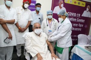 कोरोना से बचाव के लिए टीका की दूसरी डोज लगवायी मुख्यमंत्री भूपेश बघेल ने 
