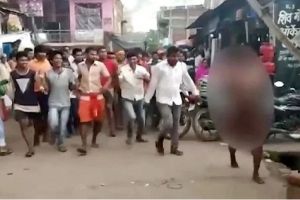 दरिंदगी की हद : 23 साल की महिला को पूरे गांव में निर्वस्त्र घुमाया, फिर पति को कंधे पर उठाकर चलने को किया मजबूर, वीडियो वायरल