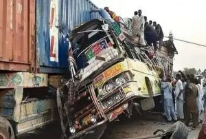 बड़ी खबर: बस और ट्रक में जबरदस्त टक्कर, 30 यात्रियों की मौत, 40 से ज्यादा लोग घायल, गृहमंत्री ने जताया दुख