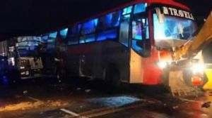 BIG BREAKING : सड़कों पर बिछी लाशें, तेज रफ्तार ट्रक ने बस को मारी जबरदस्त टक्कर, 18 लोगों की दर्दनाक मौत, 25 से ज्यादा लोग घायल