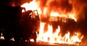 BIG BREAKING : रायपुर-बिलासपुर नेशनल हाइवे में ट्रेलर ने किनारे खड़े ट्रक को मारी जोरदार टक्कर, 4 ट्रकों में लगी आग, जिंदा जला ड्राइवर