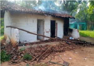 BIG BREAKING: गरियाबंद में नक्सलियों ने वन भैंसा प्रजनन केंद्र में लगाई आग, बीजापुर में इनामी नक्सली दंपती ने किया समर्पण, 8-8 लाख रुपए का था इनाम
