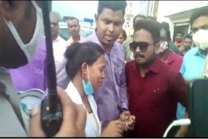 Ambikapur: बीच सड़क पर कार सवार बदमाशों ने युवती नर्स को घसीटा, बचाने आए डॉक्टर से भी की मारपीट, थाने पहुंचा मामला