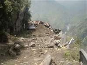 Kinnaur Landslide: भूस्खलन में फंसी कई गाड़ियां, 40-50 लोगों के दबे होने की आशंका, बचाव कार्य जारी