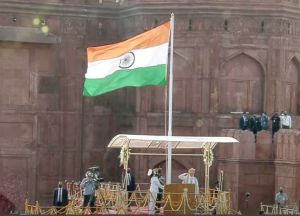 PM मोदी ने लाल किले पर फहराया तिरंगा, 75वें स्‍वतंत्रता दिवस पर देशवासियों को दी बधाई