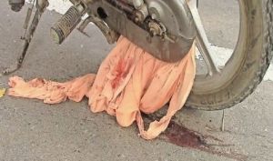 CG ACCIDENT NEWS : चलती बाइक में फसा महिला का गमछा, हुई ददर्नाक मौत 
