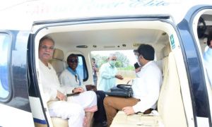 मुख्यमंत्री जब अपने बचपन के दोस्त को हेलीकॉप्टर में बिठाया और साथ में ले गए रायपुर, नया खाई में पहुंचे थे गांव