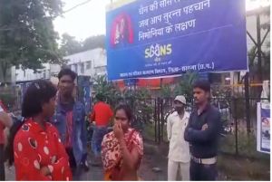 Ambikapur: मेडिकल कॉलेज अस्पताल के नर्सों और डॉक्टरों पर परिजन ने लगाया गंभीर आरोप, हंगामा करते हुए सड़क किया जाम, तो सफाई में डॉक्टर ने कही ये बात