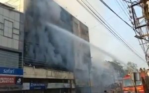 4 मंजिला इमारत में लगी भीषण आग, दमकल विभाग की टीम मौके पर मौजूद