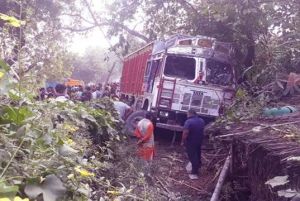 UP के गाजीपुर जिले में बड़ा हादसा, बाइक सवार को बचाने के चक्कर में तेज रफ्तार ट्रक चाय दुकान में घूसा, 6 लोगों की मौत, मची चीख पुकार