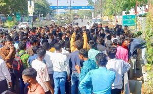 स्कूली शिक्षा मंत्री प्रेमसाय सिंह टेकाम के बंगले के बाहर छात्रों का धरना प्रदर्शन नारेबाजी
