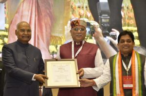 दिल्ली के विज्ञान भवन में आयोजित कार्यक्रम में राष्ट्रपति रामनाथ कोविंद के हाथों भूपेश बघेल ने अवार्ड ग्रहण किया 